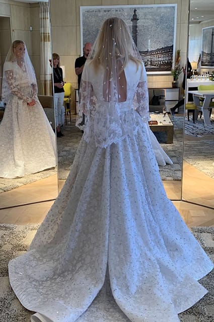 La robe de mariée de Sophie Turner : 14 mètres de tulle, des milliers de cristaux et autres détails de l'image de la mariée