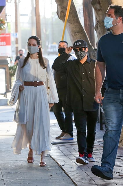 Анджеліна Джолі в кремовій сукні на прогулянці з сином Паксом в Лос-Анджелесі.
