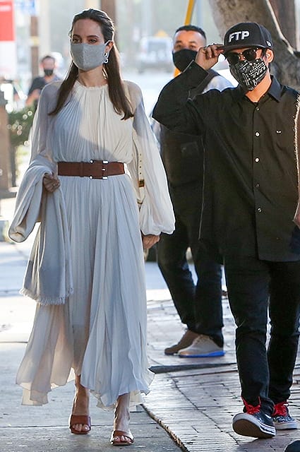 Анджеліна Джолі в кремовій сукні на прогулянці з сином Паксом в Лос-Анджелесі.
