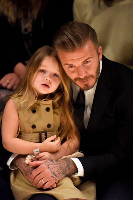 In un'infanzia felice: analizziamo come convivono una signorina e un malizioso nello stile di Harper Beckham